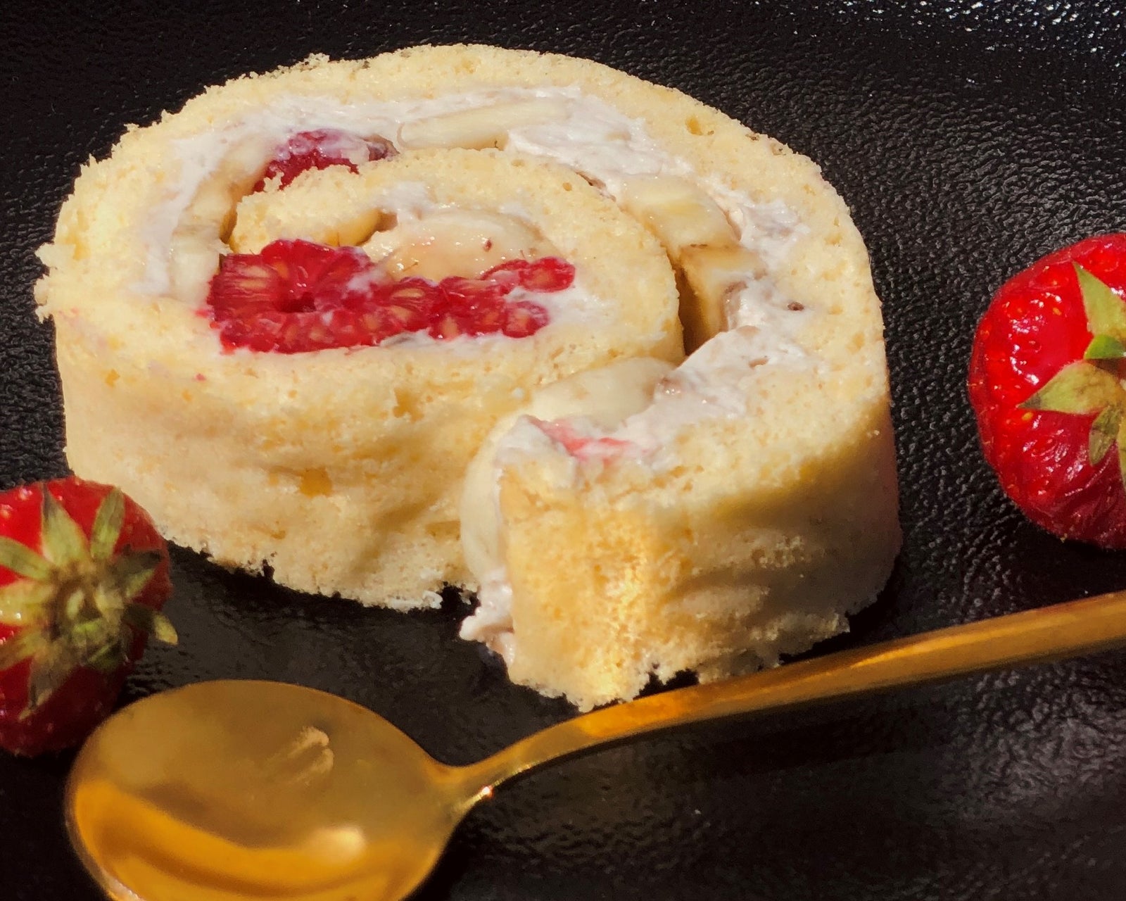 Formai draudzīgā biskvīta rulete ar avenēm - Vitamins.lv